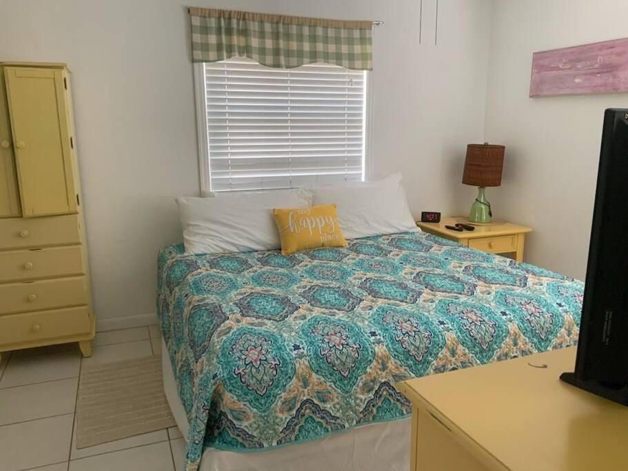 Lovely 1 Bedroom Unit Across From Lido Key Apartment
