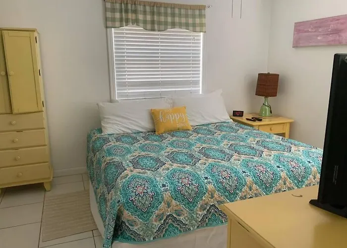 Lovely 1 Bedroom Unit Across From Lido Key Beach